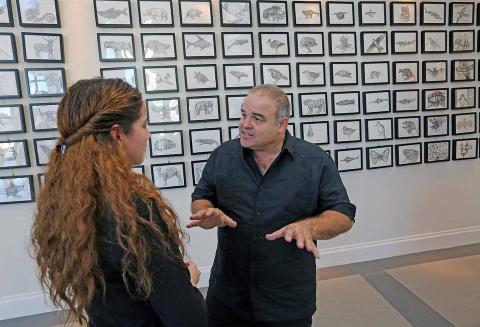 El artista Xavier Cortada en su exposición de arte en el Milander Center, muestra su colección "CLIMA", el viernes 11 de diciembre de 2015. C.M. GUERRERO